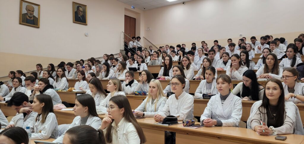 Волонтеры-медики провели просветительскую лекцию о вреде наркотиков со студентами медицинского факультета